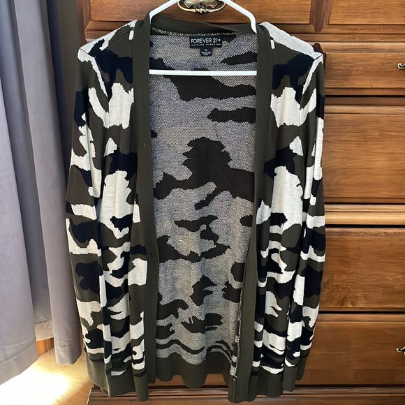 Forever 21 Camo open cardigan - Picture 2 of 4